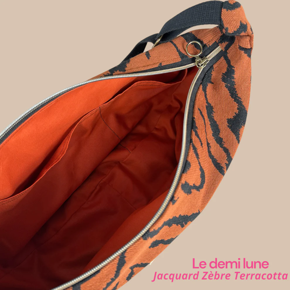 sac demi lune jacquard zebre terracotta maison poumpoum maison volumes 3