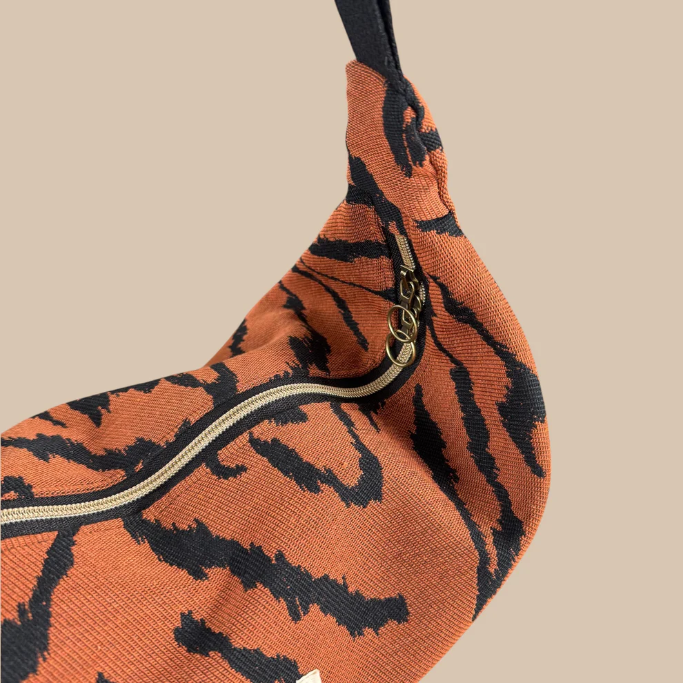 sac demi lune jacquard zebre terracotta maison poumpoum maison volumes 5